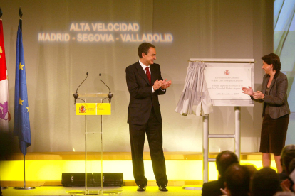 El ex presidente del Gobierno, José Luis Rodríguez Zapatero, y la ex ministra de Fomento, Magdalena Álvarez, descubren una placa durante la inauguración de la línea de alta velocidad entre Madrid, Segovia y Valladolid. - ICAL