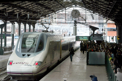El AVE con destino Madrid sale de la estación de Valladolid ante la mirada del numeroso público presente en la inauguración de la línea de alta velocidad entre Madrid, Segovia y Valladolid. - ICAL