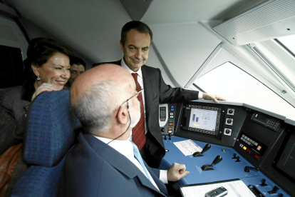 El ex presidente del Gobierno y la ex ministra de Fomento en la cabina del tren S-102, durante el trayecto inaugural de la nueva línea de alta velocidad Madrid-Valladolid. - E.M.