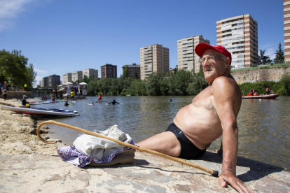 Un simpático bañista toma el sol en la mañana del sábado a la orilla del río Pisuerga.- PHOTOGENIC