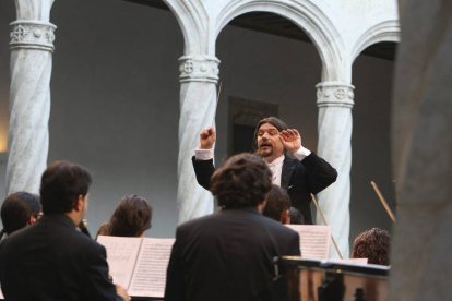 Francisco Lara dirigiendo a la Joven Orquesta de la Universidad de Valladolid.-C.B