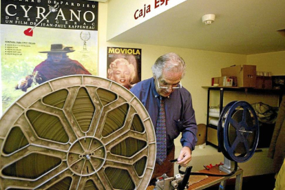 Un técnico manipula una película cedida por la Seminci para su proyección en la Filmoteca de Caja España-Ical