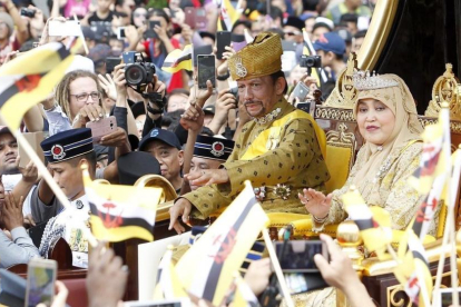 El sultan Hassanal Bolkiah saluda a sus ciudadanos acompanado por su primera esposa, Pengiran Anak Saleha-EFE / RUDOLF PORTILLO