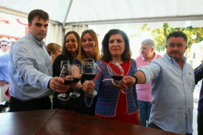 El recién elegido alcalde de Cacabelos (León), Sergio Álvarez (I), junto a la presidenta del Consejo Regulador de la D.O. Vinos del Bierzo, Misericordia Bello (2D), junto a otras autoridades, durante la inauguración de la XX Edición de la Feria del Vino d-Ical