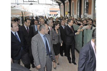 Zapatero saluda a los asistentes a la inauguración e la línea del Tren de Alta Velocidad Madrid - Valladolid. - CARLOS ESPESO