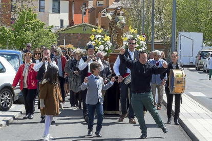 Los cabezoneros acompañan a San José durante la procesión al compás del folclore.-P. REQUEJO (PHOTOGENIC)