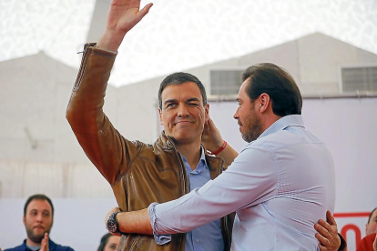 Pedro Sánchez y Óscar Puente, durante el último acto del ex secretario federal en Valladolid-PHOTOGENIC