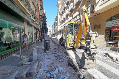 Obras en la calle Regalado para igualar el nivel de la calzada y la acera.-P. REQUEJO / PHOTOGENIC