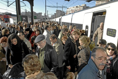 Primer día de la línea del Tren de Alta Velocidad AVE Madrid - Valladolid. - E.M.