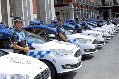 Presentación de los nuevos coches de la Policía Municipal.-J.M. LOSTAU
