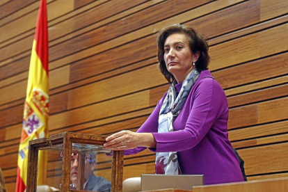 La presidenta de las Cortes en la última legislatura, Josefa García Cirac, prepara una urna.-ICAL