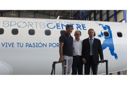 Toni Nadal posa junto a Richard Clark, director comercial de Air Europa, y Victor Barreira, CEO del Rafa Nadal Sports Centre.-EMILIO PÉREZ DE ROZAS