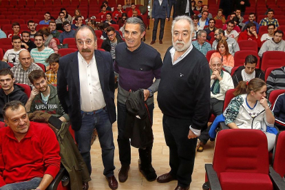 El presidente de la FBCyL Carlos Sainz junto a Sergio Scariolo y el vicepresidente de la FBCyL Óscar Castañeda.-J. M. LOSTAU