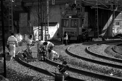Un grupo de operarios de Adif trabaja en la adecuación de las vías de trenes para la llegada del AVE, en las inmediaciones del Arco de Ladrillo.- J. M. LOSTAU