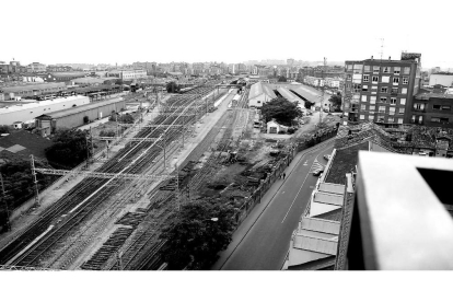 LLEGADA DEL AVE. Estado actual de las vías del ferrocarril, con la estación al fondo, y la calle de la Estación, pararela a las mismas el 4 de junio de 2007. - JONATHAN GONZÁLEZ