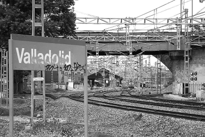 Meses antes de la llegada del AVE. Indicador de entrada a la estación, a la altura del Arco de Ladrillo el 4 de junio de 2007. - JONATHAN GONZÁLEZ