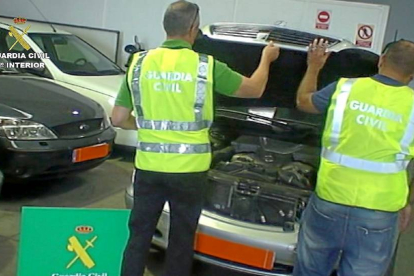 Guardias civiles investigan los coches de la Operación Ruedas-El Mundo