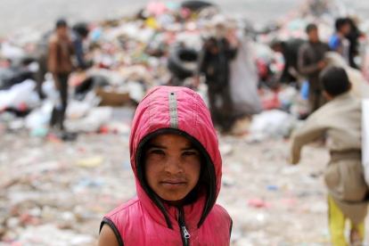 Un niño busca comida o cualquier cosa que se pueda vender en un vertedero en la capital yemení Saná, que se encuentra en una situación de extrema pobreza-GETTY IMAGES / MOHAMMED HAMOUD
