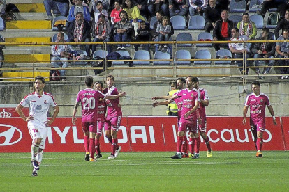 Los jugadores del Valladolid celebran el gol de Anuar, felicitado por Ángel y Guitián.-ICAL
