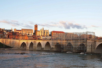 Vista panorámica del puente de Tordesillas donde se puede comprobar el andamio instalado para la reforma.-MIGUEL ÁNGEL SANTOS