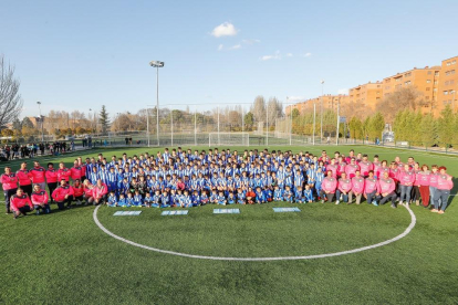 Los jugadores del Unión Delicias posan con los colores principales del club, mientras que los entrenadores lo hacen con las sudaderas rosas en favor de We CanBe Heroes.-J.M.LOSTAU