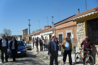 Díez pasea con el ex alcalde Óscar Puente en una imagen de archivo. / E.M.