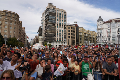 Una multitud de aficionados abarrota la plaza de Zorrilla en la zona de meta. ICAL