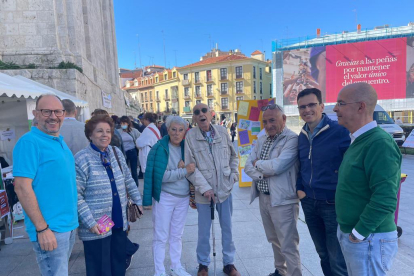 Díez junto a militantes socialistas en una imagen de archivo. / PSOEAYTOVLL