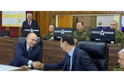 Vladímir Putin da la mano a Bashar el Asad durante su visita a Damasco.-PRESIDENCIA SIRIA