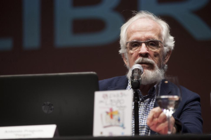 El humorista gráfico Antonio Fraguas, más conocido como Forges, realiza el pregón inaugural de la 49 Feria del Libro de Valladolid.-ICAL