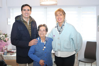 El Alcalde de Medina del Campo, y la Concejal de servicios sociales felicitan a Emiliana Nieto Casado que celebra este martes su 100 cumpleaños - E.M.