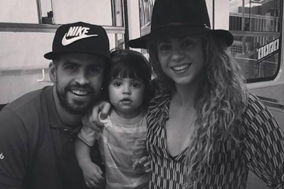 Piqué y Shakira flanquean a su hijo Milan durante su trayecto en el funicular del Tibidabo.-