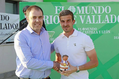 Javi Varas, portero del Real Valladolid, y Vicente Orihuela, director gerente de las bodegas Cuatro Rayas.-J.M. Lostau