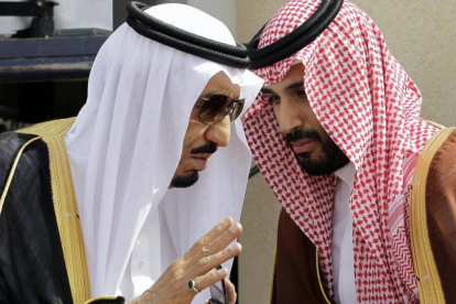 El rey Salman bin Abdulaziz con su hijo, el príncipe heredero, Mohammad bin Salman en Riad-HASSAN AMMAR (AP)