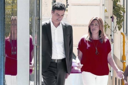Pedro Sánchez pasea junto a Susana Díaz el pasado 14 de julio, poco después de acceder a la secretaría general del PSOE.-Foto: JUAN MANUEL PTATS