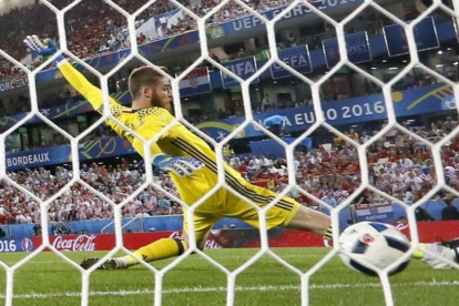 De Gea encaja el gol que dio el triunfo a Croacia.-EFE / JUANJO MARTÍN