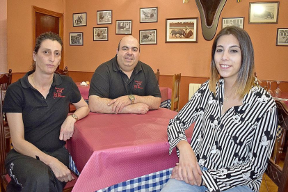 Cristóbal, Rosana y su hija Esther en su restaurante El Palomar, de Mojados.-