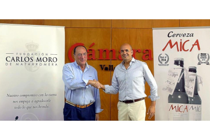 Carlos Moro y Juan Cereijo firman el acuerdo de colaboración en la Cámara de Comercio e Industria de Valladolid.-ICAL
