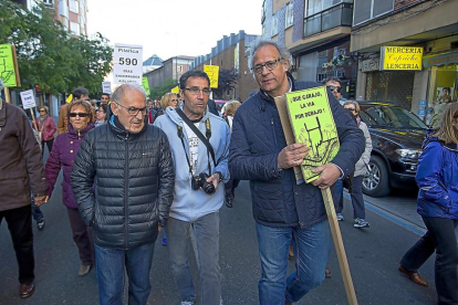 Martínez Bermejo, a la derecha, con uno de los carteles que llevaron los manifestantes.-PHOTOGENIC