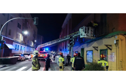 Rescate del joven que intentó entrar en una casa por el balcón en Valladolid. EUROPA PRESS