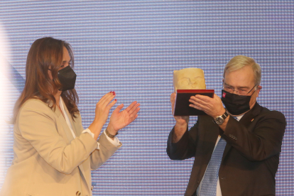 José Carlos Pastor recoge el Premio al Mejor Proyecto del Año para de manos de Adriana Ulibarri. ICAL