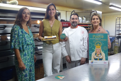 Blanca Jiménez, concejala de Eventos, Turismo y Marca Ciudad, junto a Rafael Mesonero, presidente de la Asociación de Confiteros de Valladolid, en la presentación del postre de Nuestra Señora de San Lorenzo. -AYUNTAMIENTO VALLADOLID