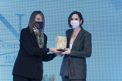 La neumóloga Laura Sierra recibe el premio CaixaBank Innovador Joven de manos de Isabel Ibáñez. PHOTOGENIC
