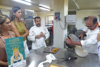 Blanca Jiménez, concejala de Eventos, Turismo y Marca Ciudad, junto a Rafael Mesonero, presidente de la Asociación de Confiteros de Valladolid, en la presentación del postre de Nuestra Señora de San Lorenzo. -AYUNTAMIENTO VALLADOLID