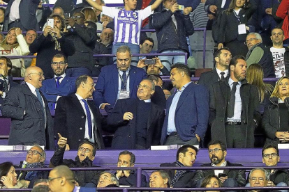 Ronaldo charla con Florentino Pérez en el palco del estadio Zorrilla.-PABLO REQUEJO