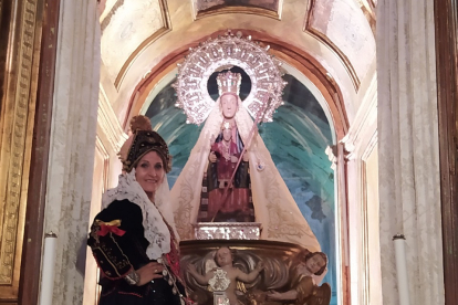 Conchi Bayón, frente a la Virgen del Henar en el Santuario en Cuéllar. ARGI COMUNICACIÓN