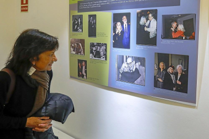Elisa Delibes, hija de Miguel Delibes, observa una fotografía en la que su padre aparece junto a la escritora  Carmen Martín Gaite.-J. M. LOSTAU