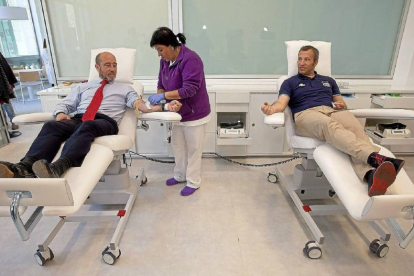 El vicepresidente del VRAC, José María Valentín Gamazo y Urullo donan sangre-Pablo Requejo