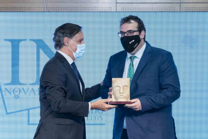 Gabriel Villarrubia recibe el Premio al Mejor Proyecto de Salamanca de manos de Carlos García Carbayo.- PHOTOGENIC
