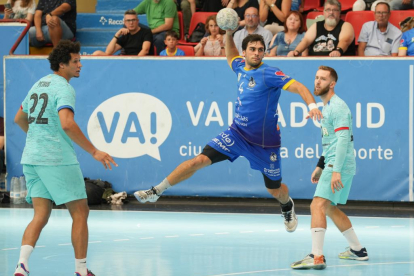 Partido entre el Recoletas Atlético Valladolid y el FC Barcelona en Huerta del Rey. / J. M. LOSTAU